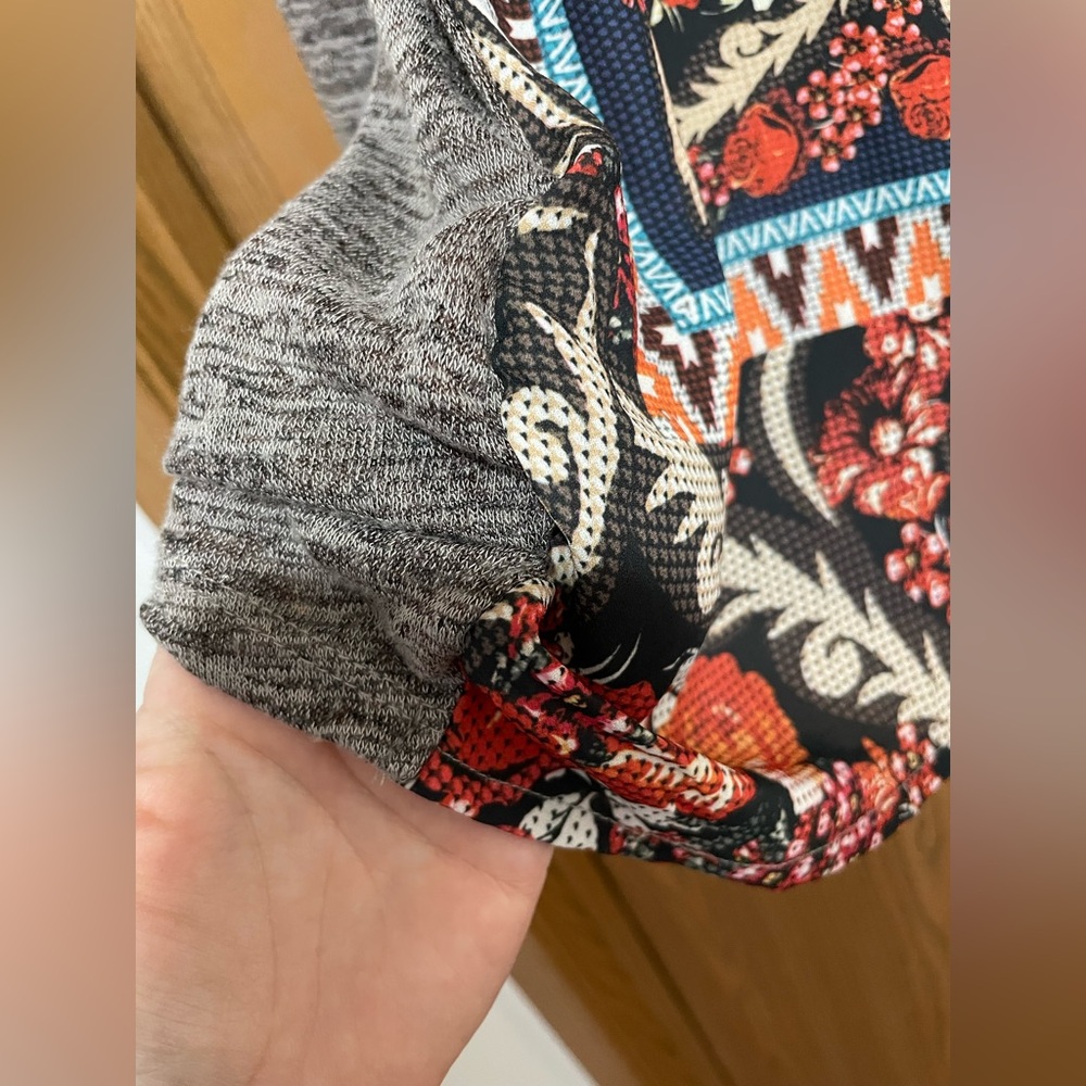 Energe Red Floral Patterned Long Sleeved Gray Top - Picture 3 of 6